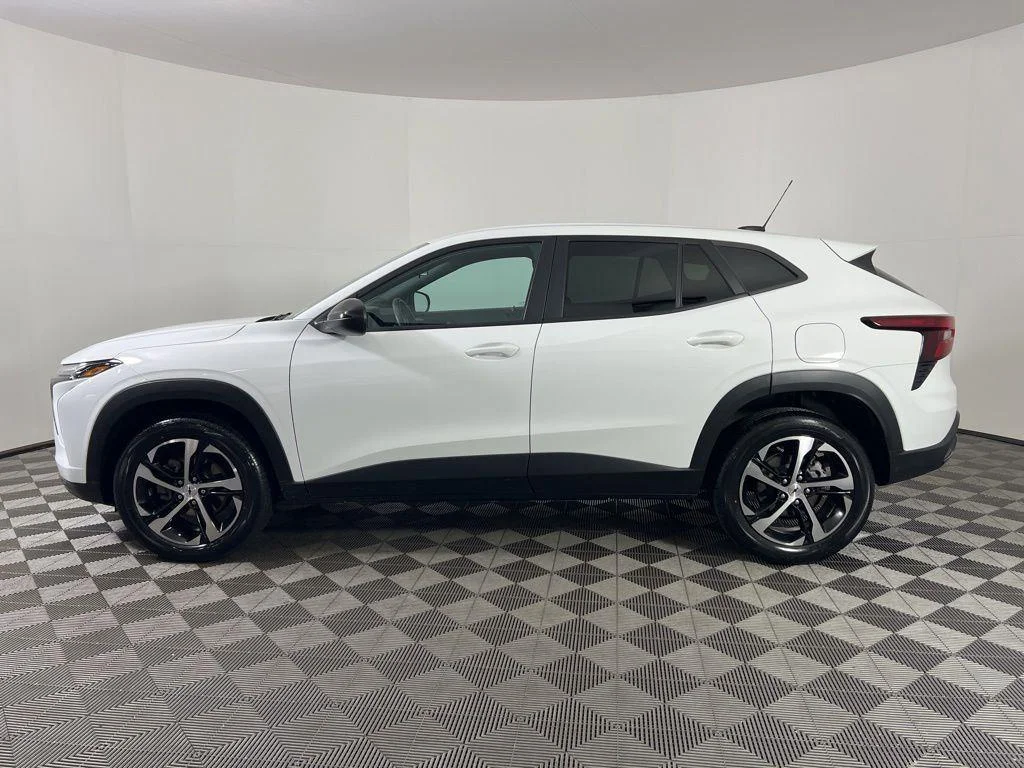 Used 2024 Summit White Chevrolet 1RS image 27