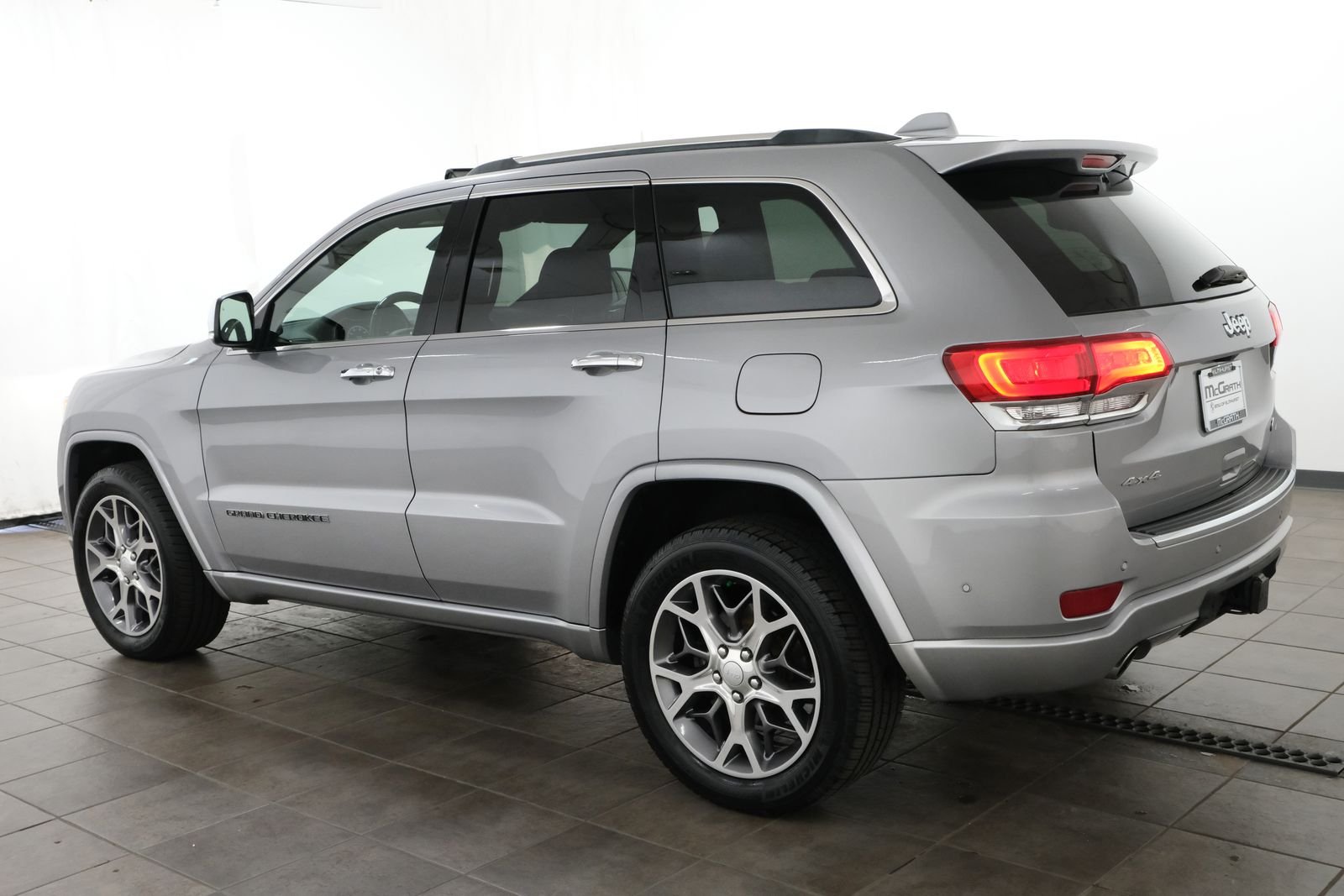 Used 2020 Billet Silver Metallic Clearcoat Jeep Overland image 3