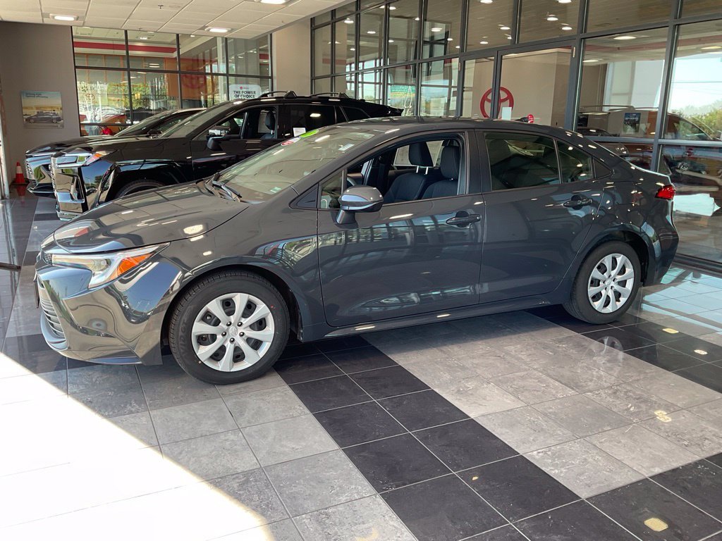 Certified Used 2025  Toyota LE image 3