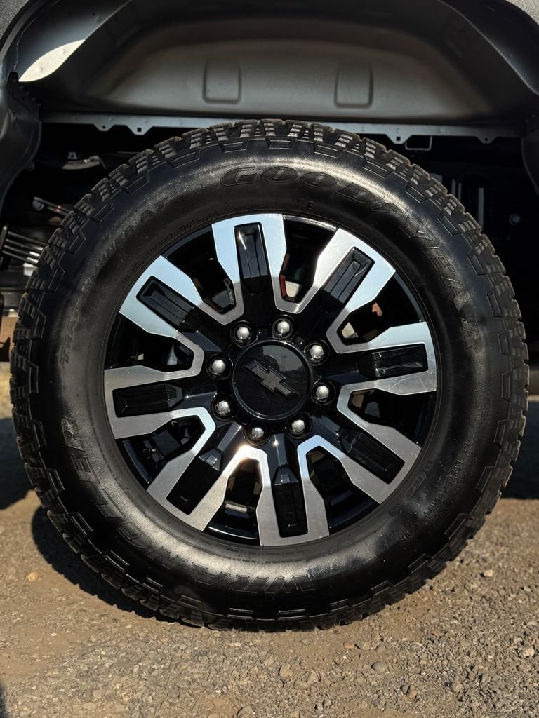 Used 2022 Silver Ice Metallic Chevrolet High Country image 55