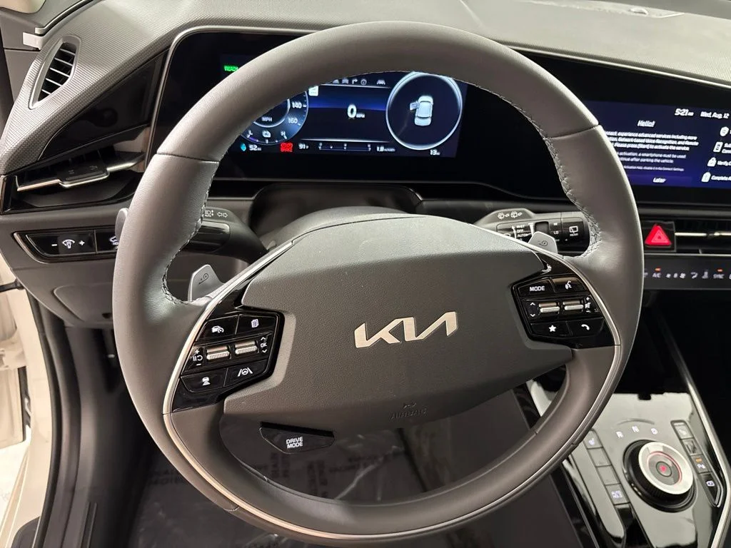 New 2026 Snow White Pearl Kia WIND image 28