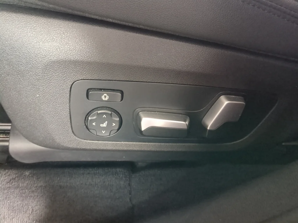 Used 2020 Black BMW xDrive30i image 12