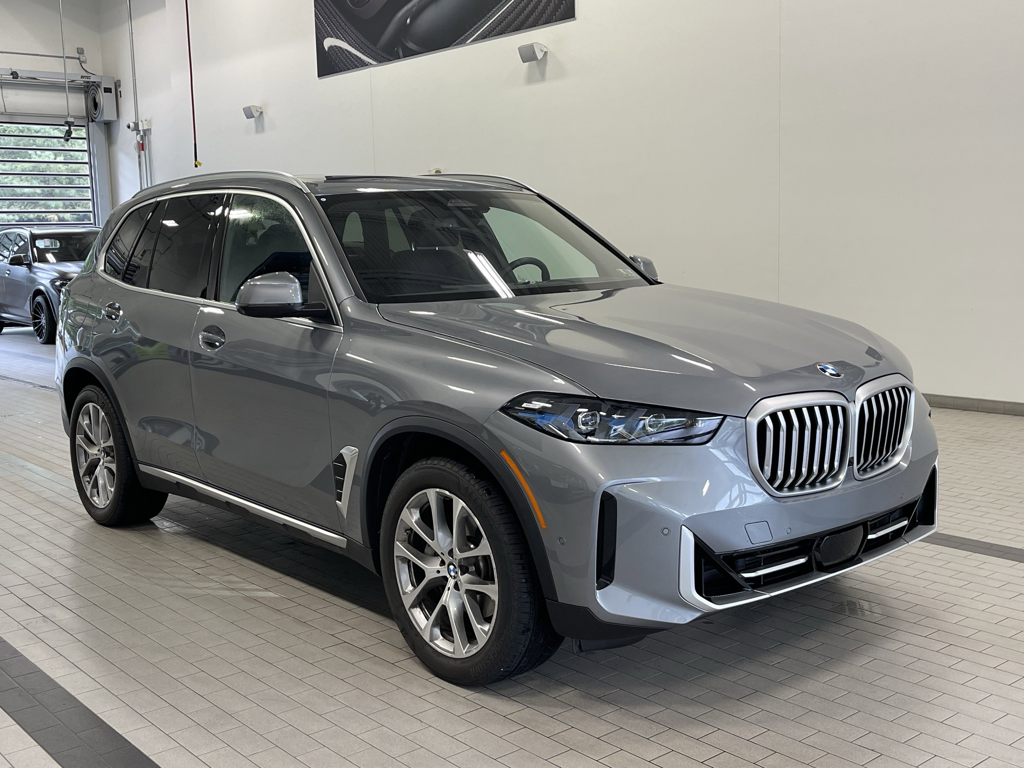 Used 2026 SKYSCRAPER GREY M BMW xDrive40i image 3