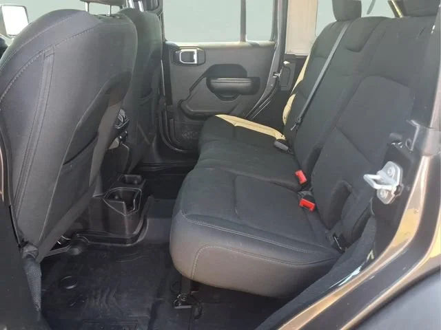 Used 2018  Jeep Sport S image 20