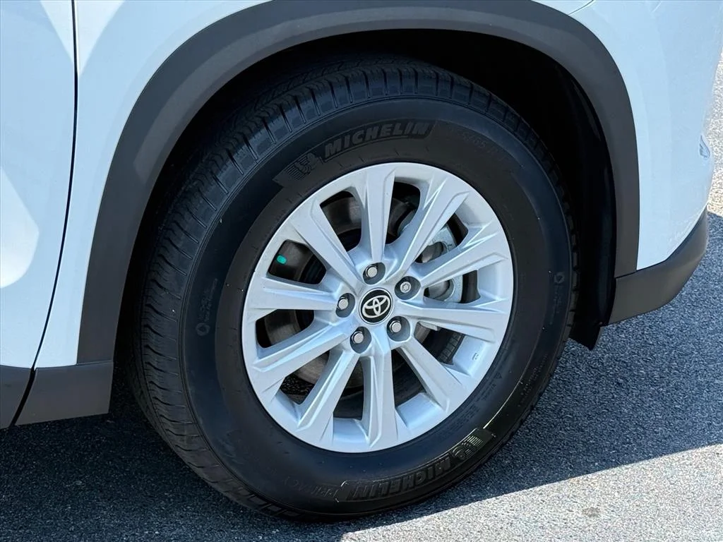 Used 2026 Pearl Toyota XLE image 9