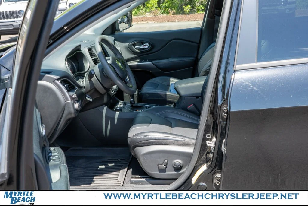 Certified Used 2022 Diamond Black Jeep Latitude Lux image 17