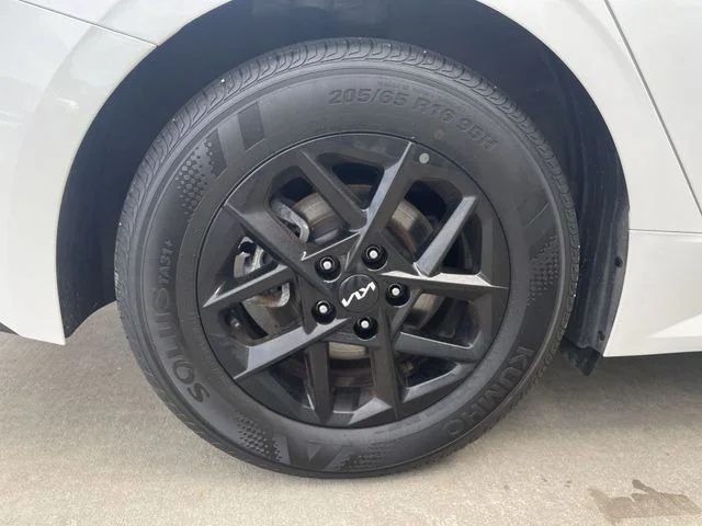 2025 Kia K5 LXS - Photo 35