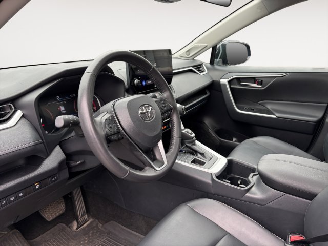 Used 2025  Toyota XLE Premium image 11