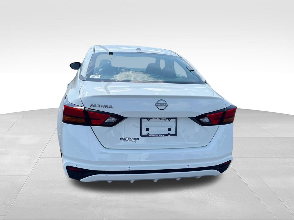 Used 2025 White Nissan 2.5 SV image 4