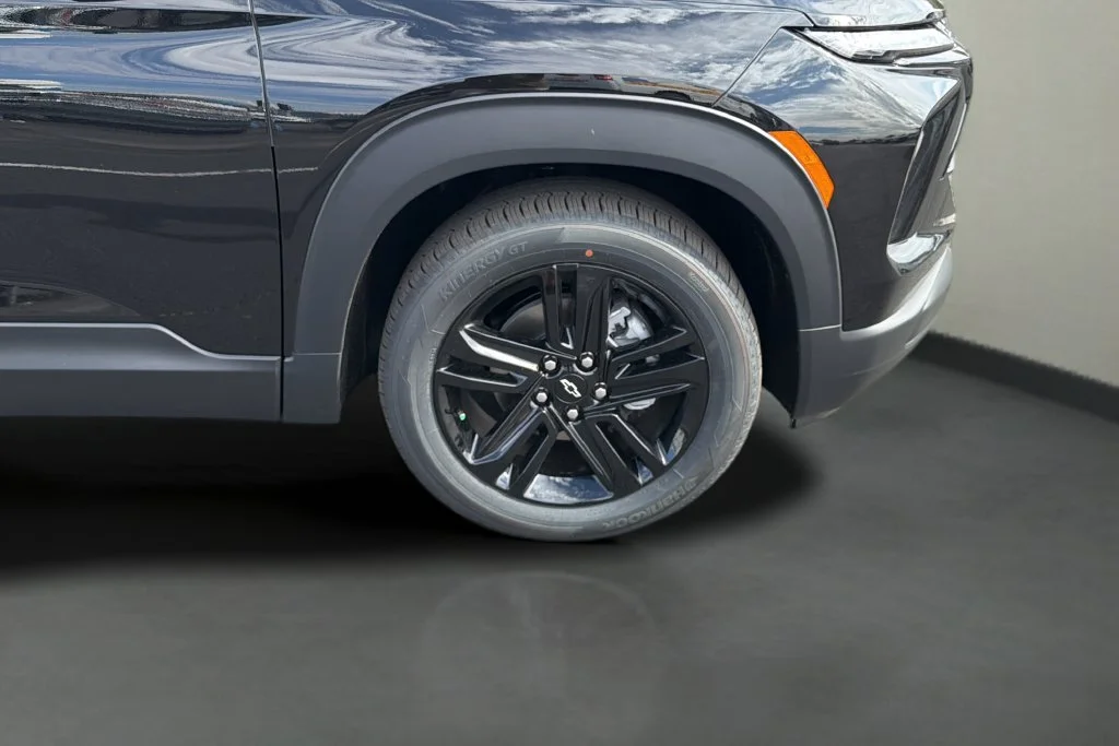 New 2026 Mosaic Black Metallic Chevrolet LT image 9