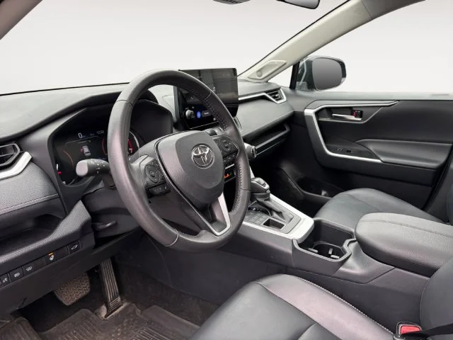 Used 2025  Toyota XLE Premium image 11