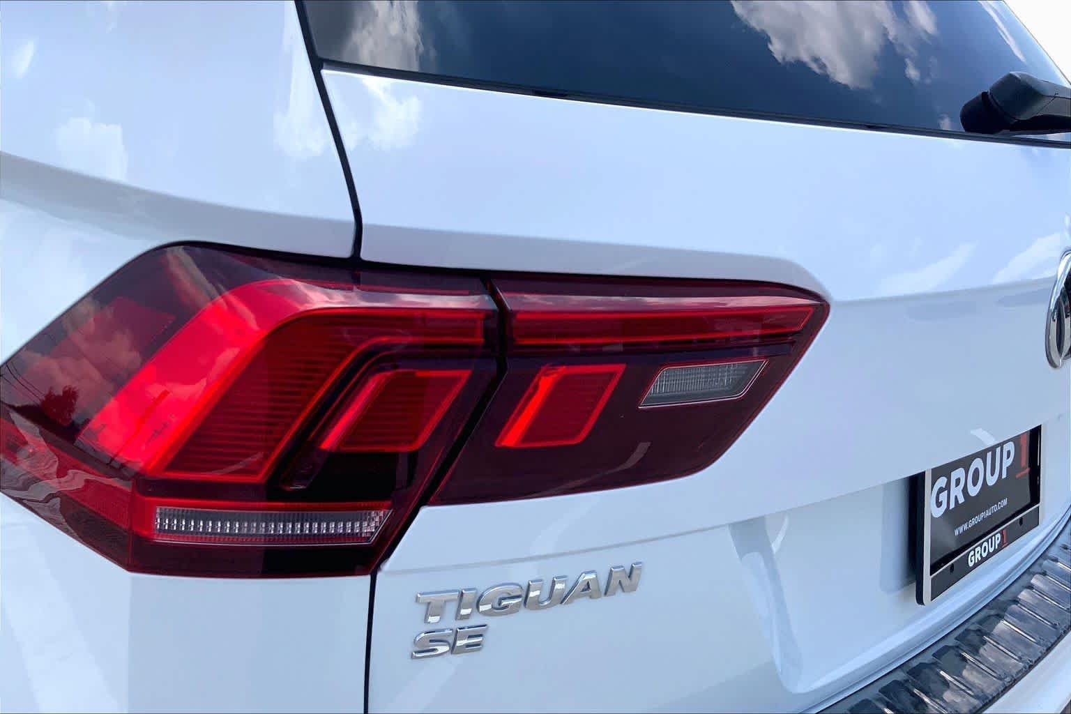 Used 2019 Pure White Volkswagen SE image 28