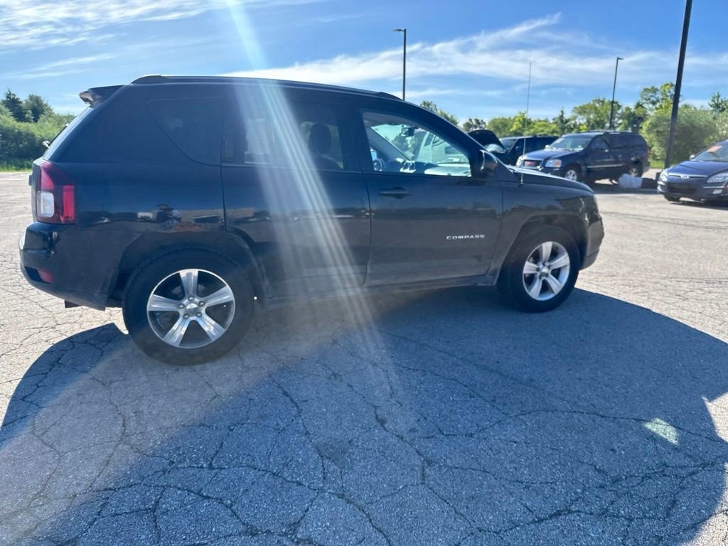 Used 2016  Jeep Latitude image 17