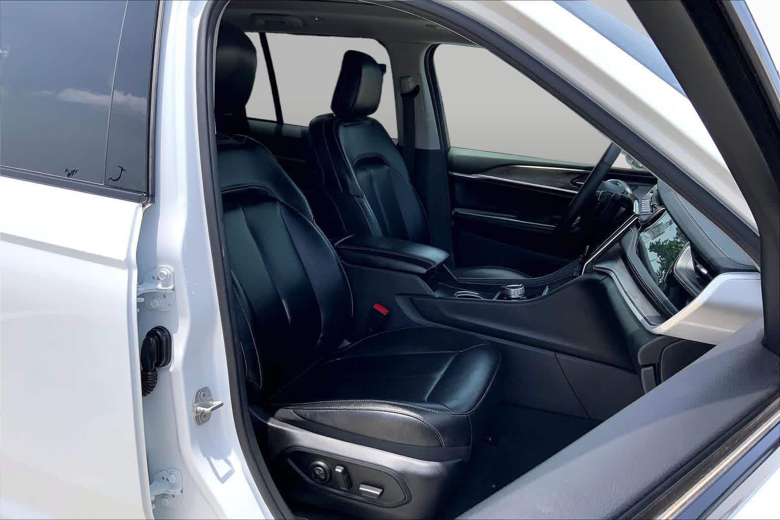 Used 2024 Bright White Clearcoat Jeep  image 9