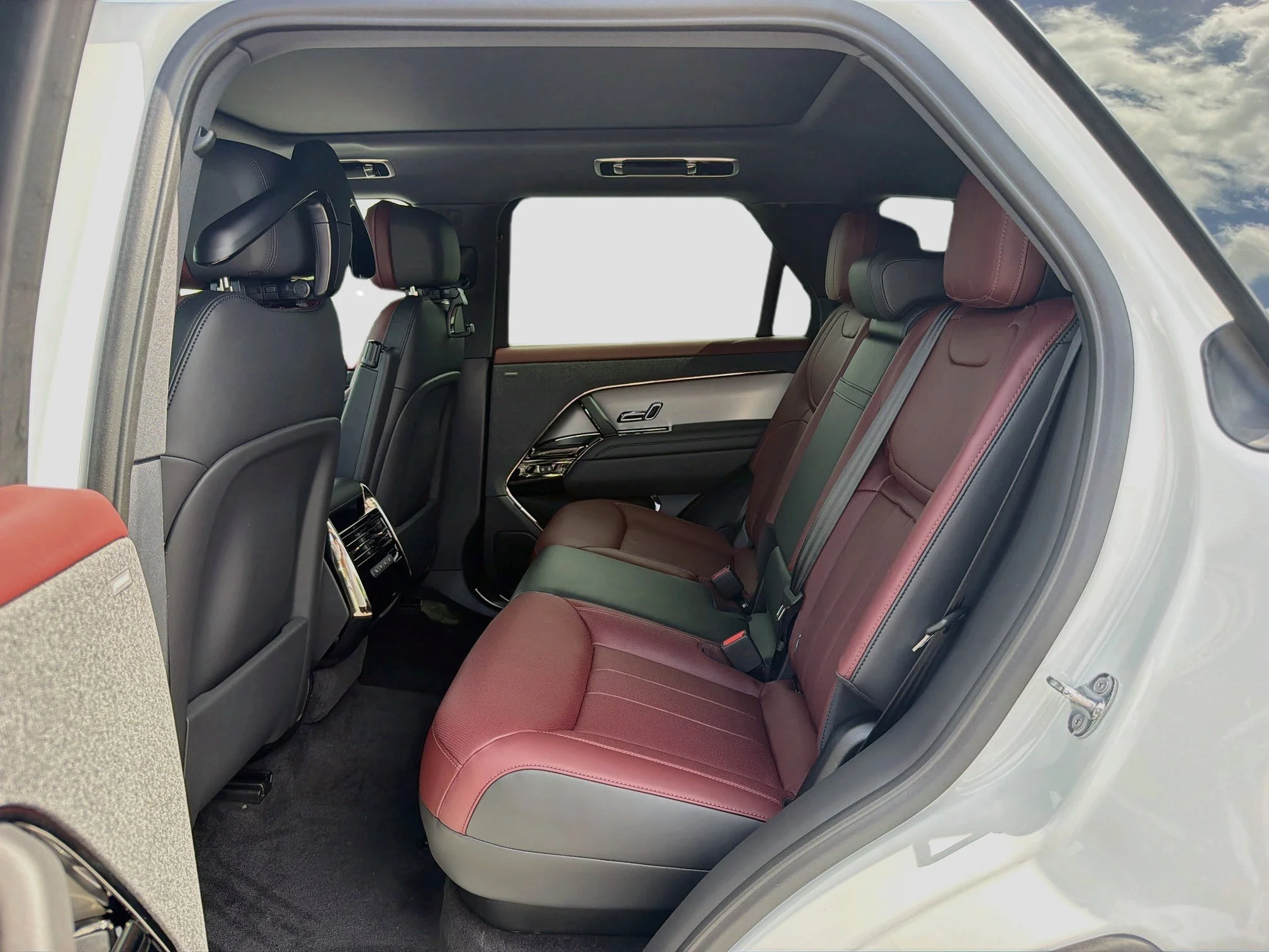 New 2026 Fuji White Land Rover Dynamic SE image 22