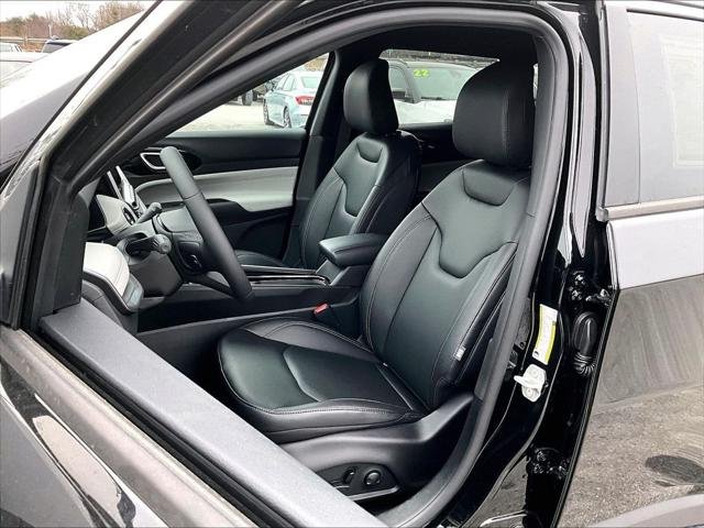 New 2026 Diamond Black Crystal Pearl-Coat Exterior Paint Jeep Limited image 10