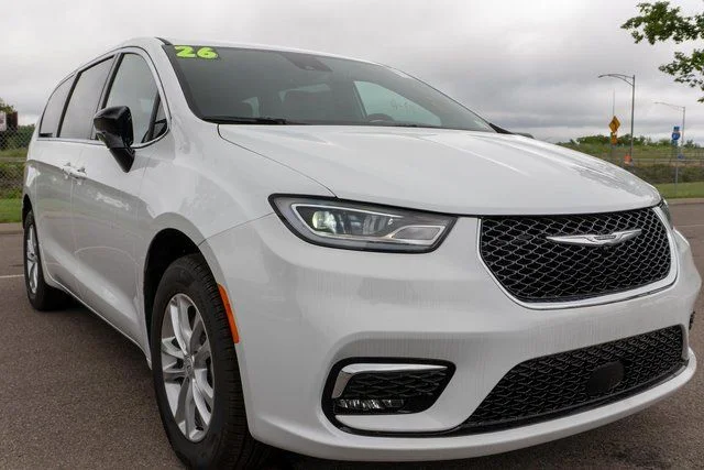 New 2026 Bright White Clear-Coat Exterior Paint Chrysler Select image 4