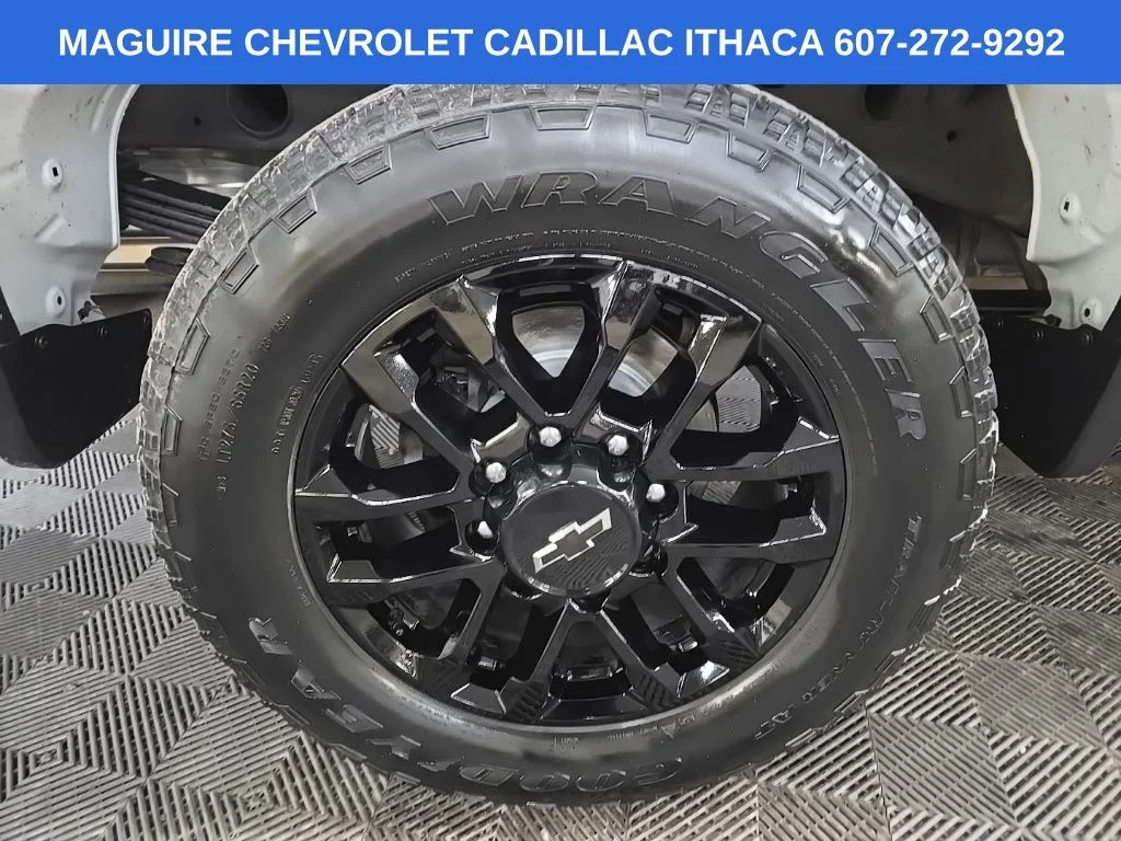 Used 2025 White Chevrolet LT image 13