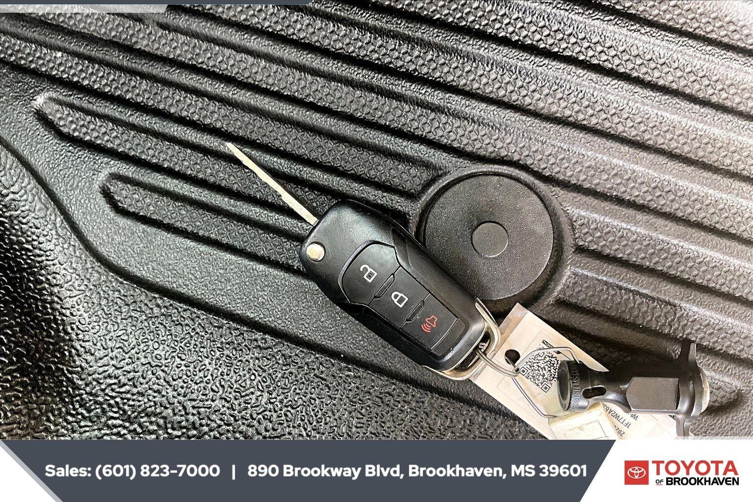 Used 2022 Oxford White Ford XLT image 9