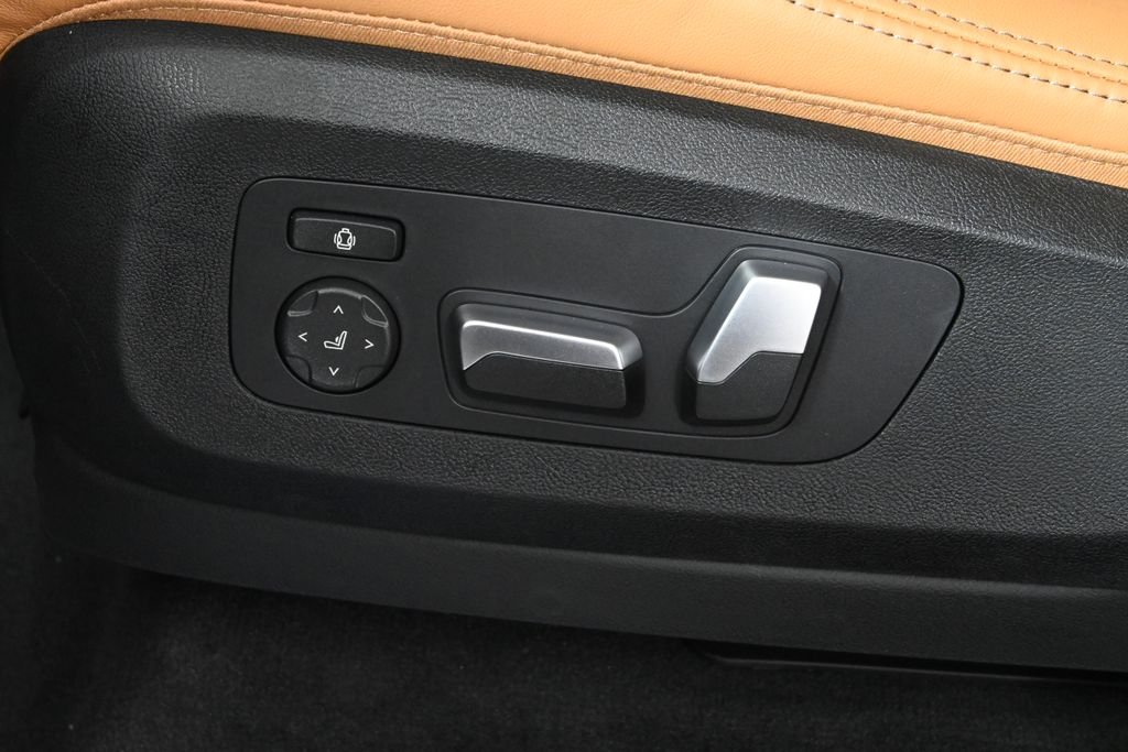 New 2026 Carbon Black Metallic BMW xDrive50e image 27