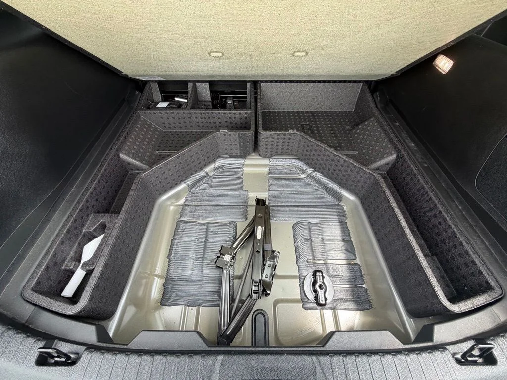 Used 2024 Gray Ford SEL image 28