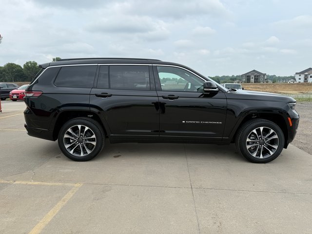 2025 Jeep Grand Cherokee Overland photo 4