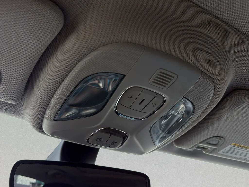 Used 2018 White Clearcoat Jeep Latitude image 12