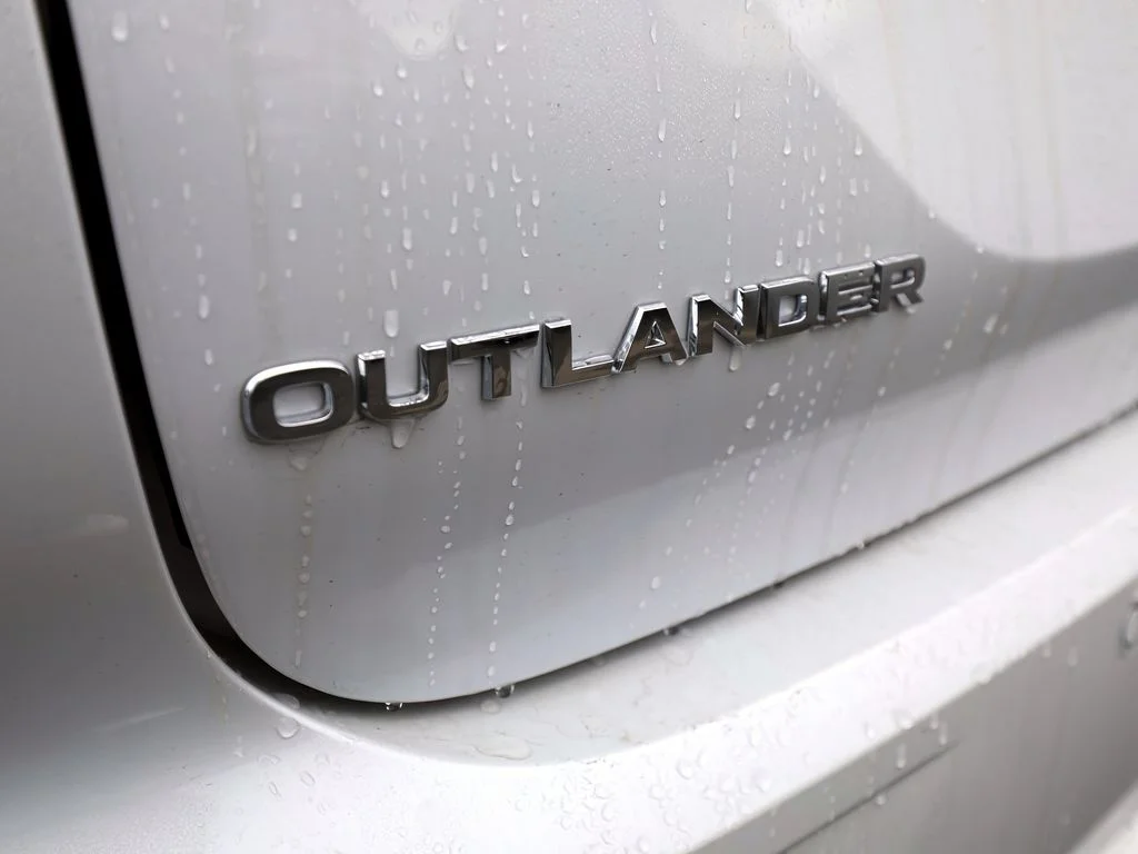 New 2025 White Diamond Mitsubishi SE image 29