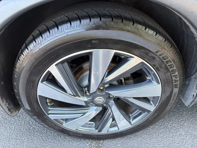 Used 2018 Black Nissan Platinum image 17