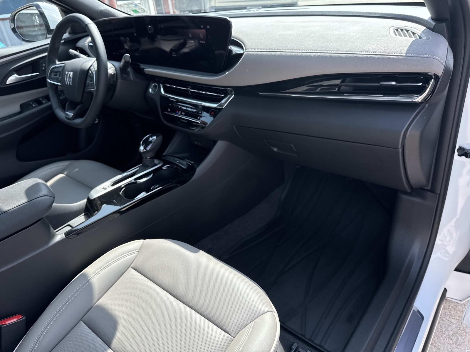 Used 2025 White Frost Tricoat Buick Avenir image 12