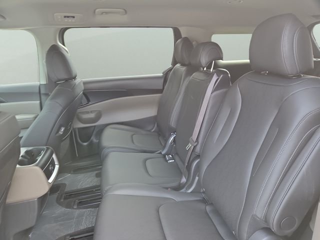 New 2027 White Kia LXS image 22