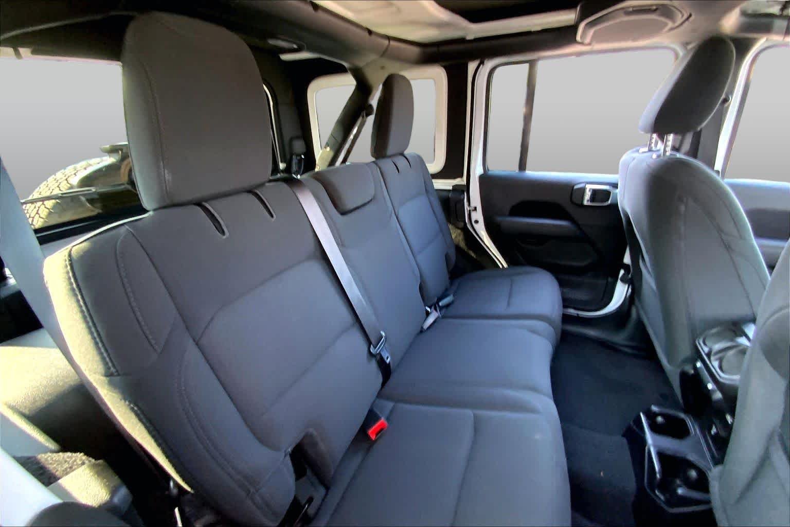 Used 2021 Bright White Clearcoat Jeep Unlimited Sahara image 17