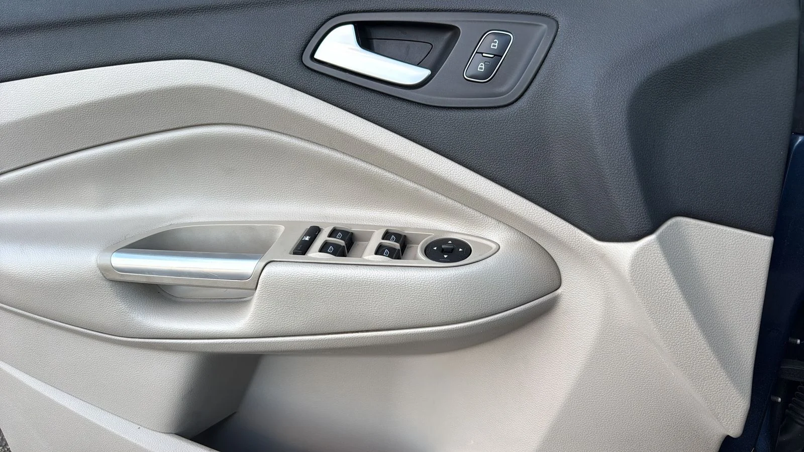 Used 2018 Blue Ford SE image 11