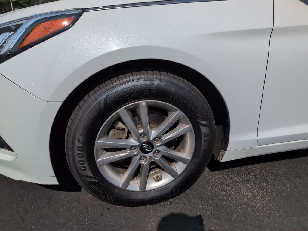 Used 2017 White Hyundai Base image 12