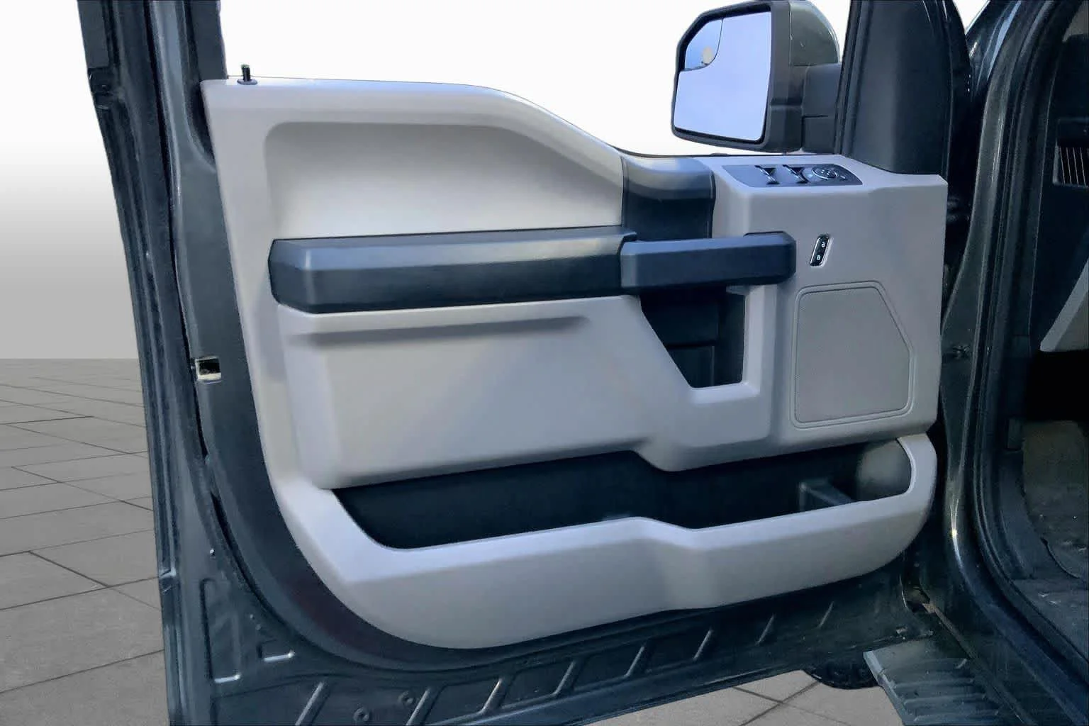 Used 2020 Magnetic Metallic Ford XL image 20