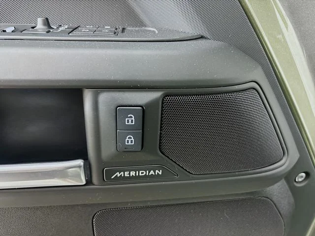 Used 2025 Green Land Rover S image 21