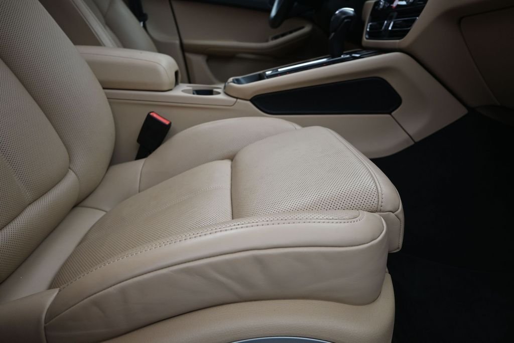 Used 2024 White Porsche Base image 25