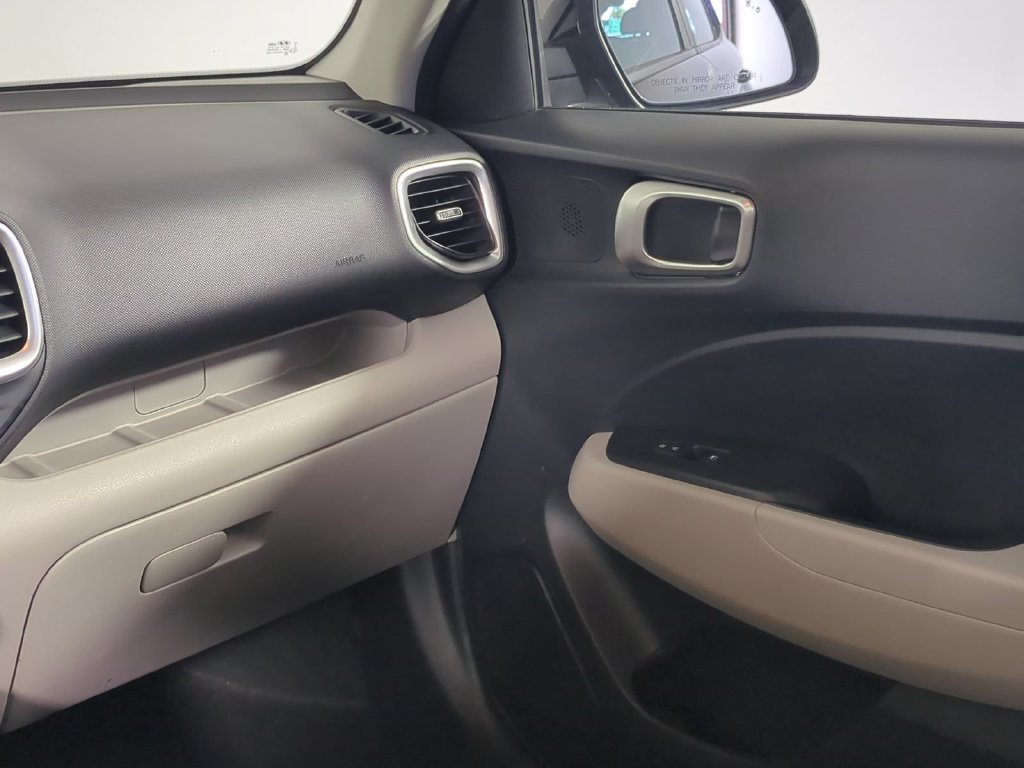 2025 Hyundai Venue SEL - Photo 23