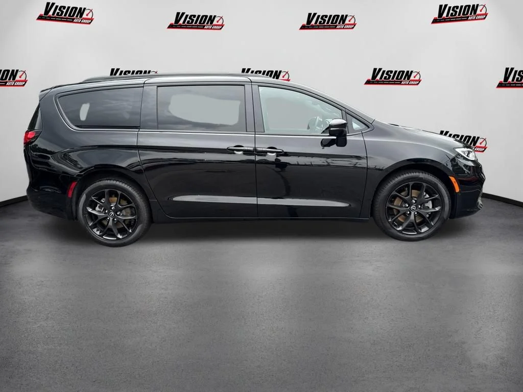 2026 Chrysler Pacifica Limited - Photo 4