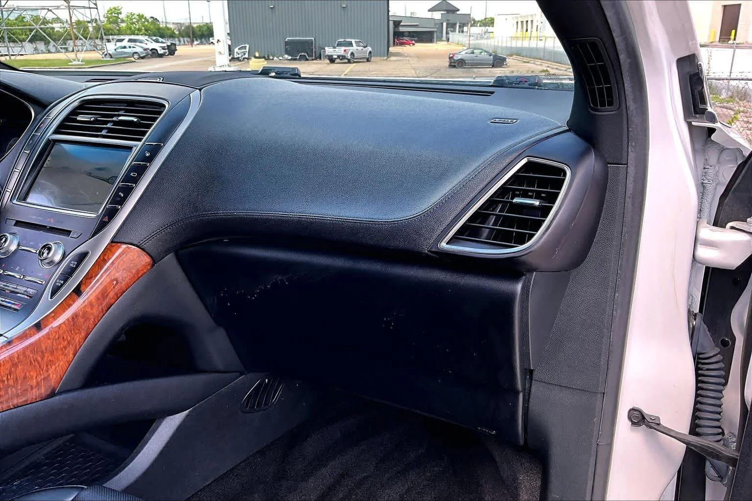 Used 2018 White Platinum Metallic Tri-Coat Lincoln Reserve image 18