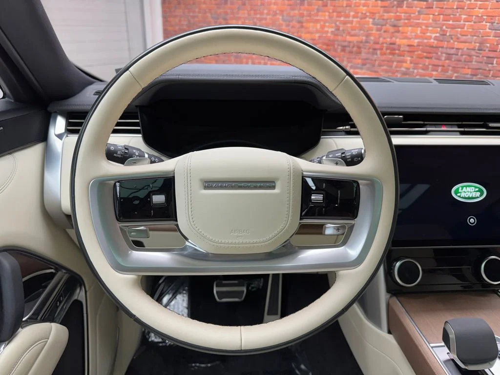Used 2023 White Land Rover SE image 14
