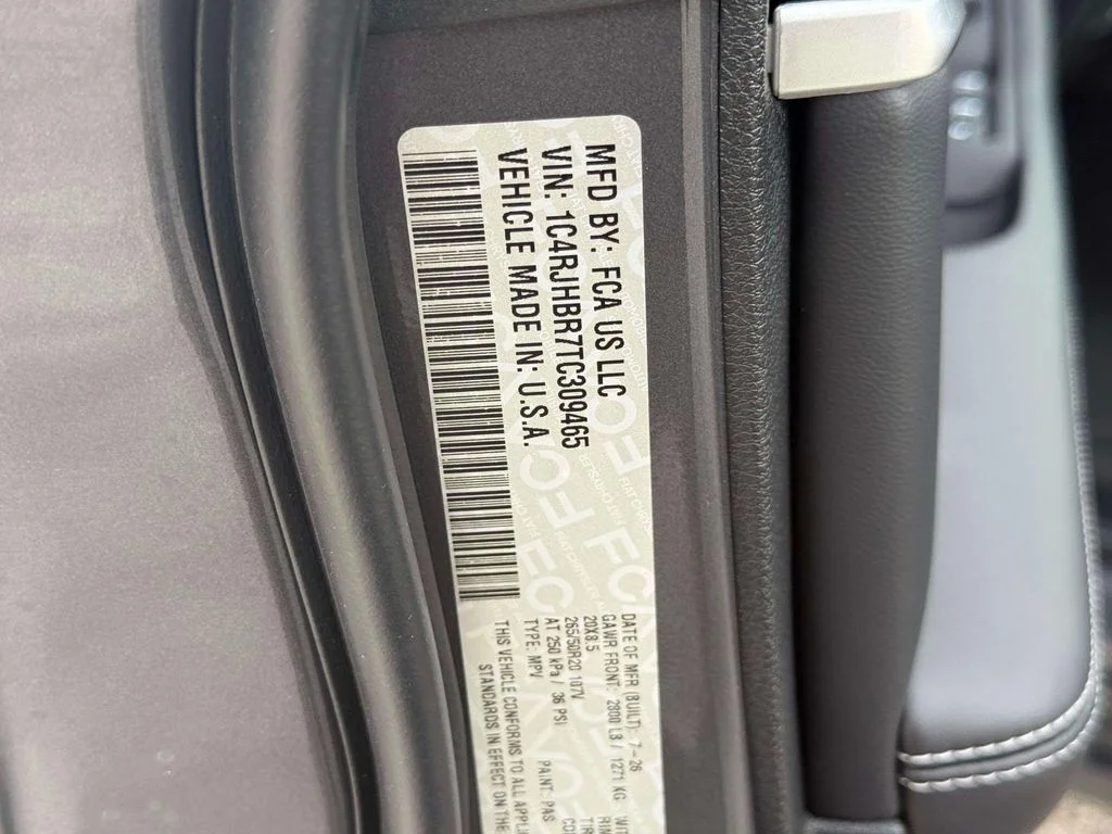 New 2026 Baltic Gray Metallic Clear-Coat Exterior Paint Jeep Limited image 15