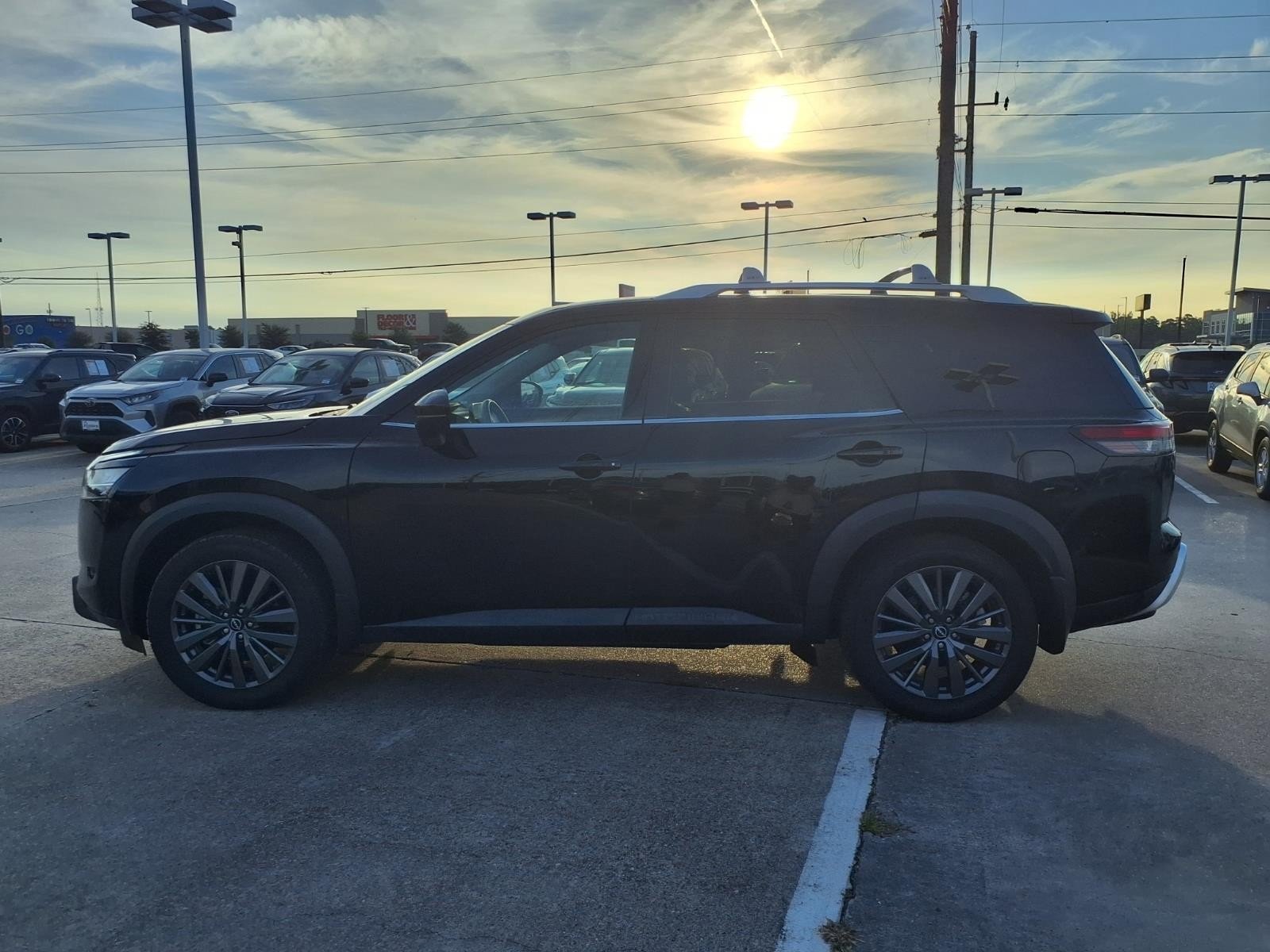 2022 Nissan Pathfinder SL Black at Robbins Nissan