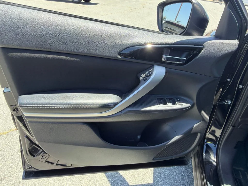 Used 2020  Mitsubishi SE image 15