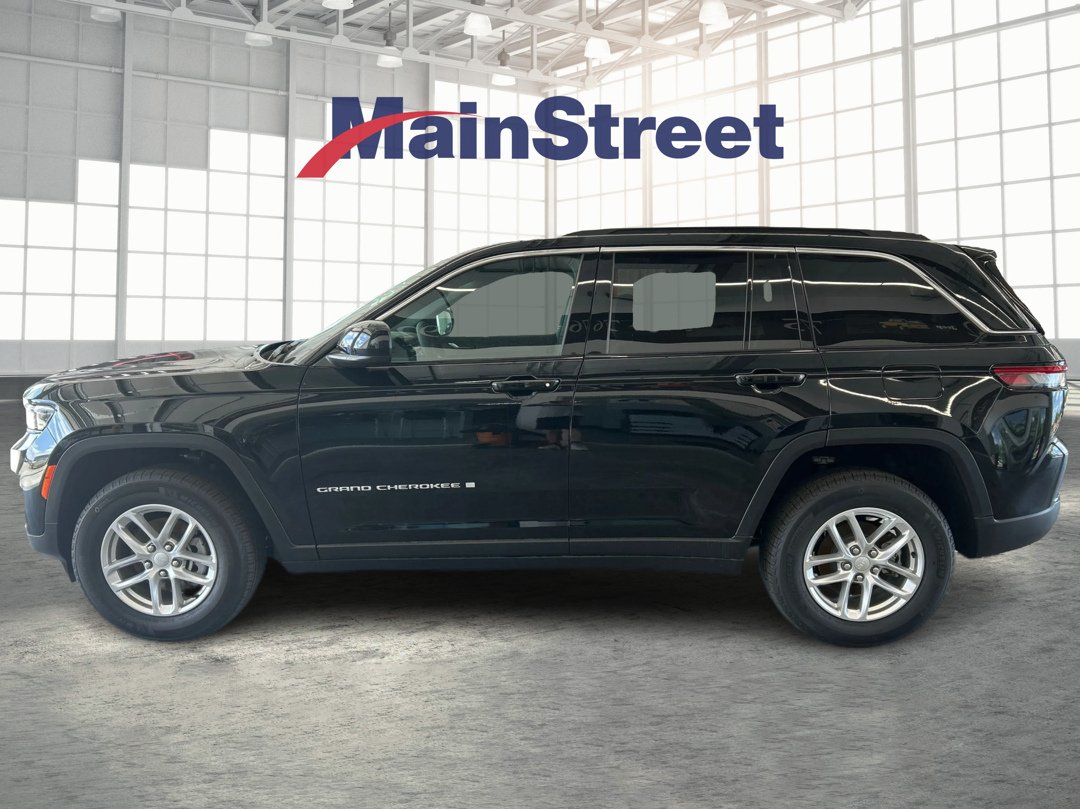 New 2026 Diamond Black Crystal Pearlcoat Jeep Laredo image 2