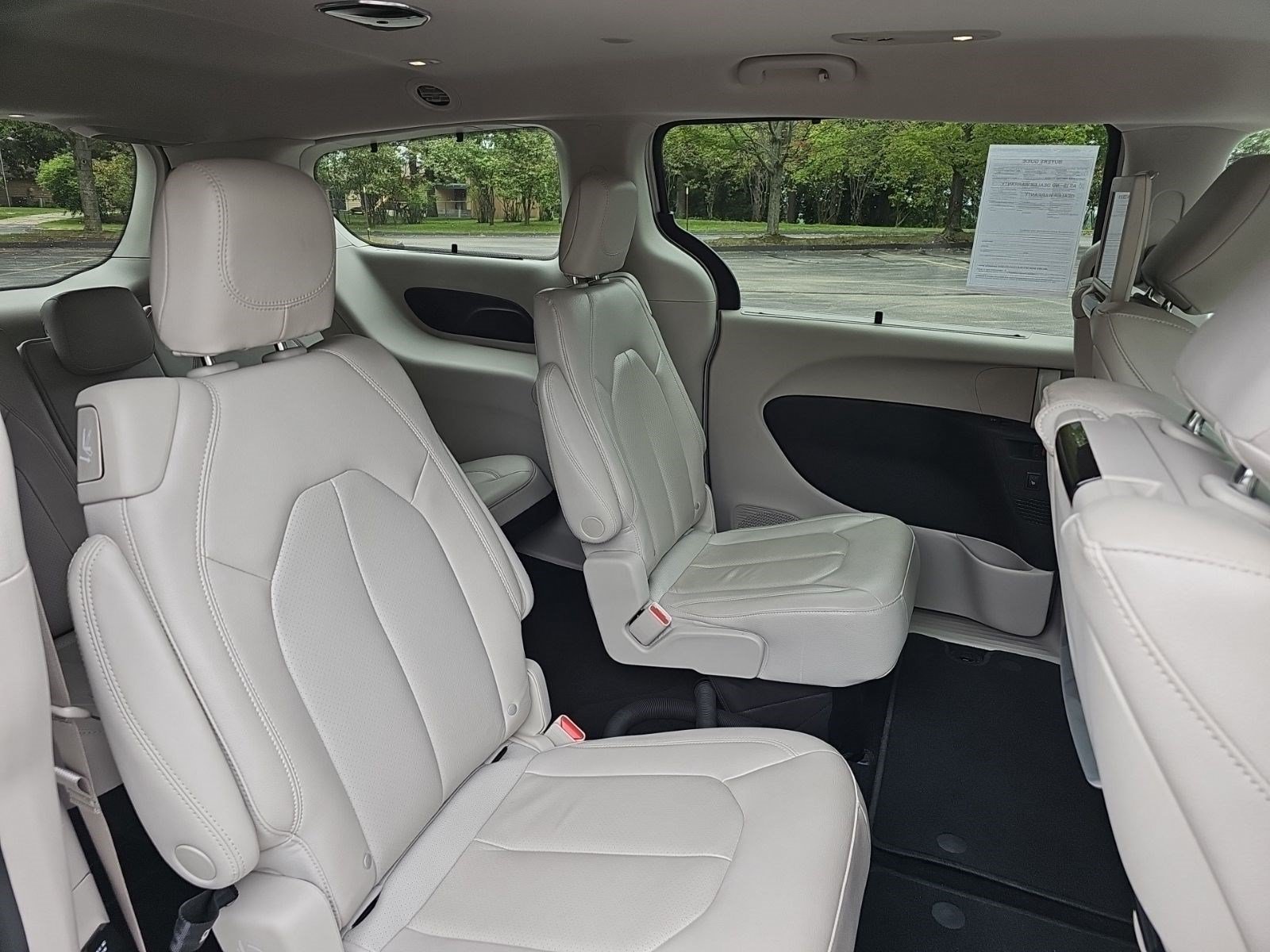Used 2021 Luxury White Pearlcoat Chrysler Touring L image 15