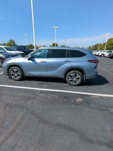 Used 2020  Toyota XLE image 3