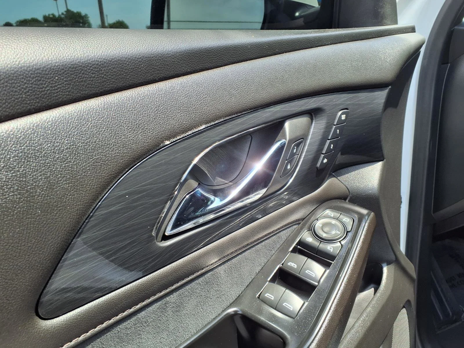Used 2023 Iridescent Pearl Tricoat Chevrolet High Country image 14