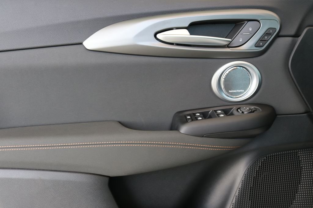 New 2025 Milano White Exterior Paint Alfa Romeo Base image 17