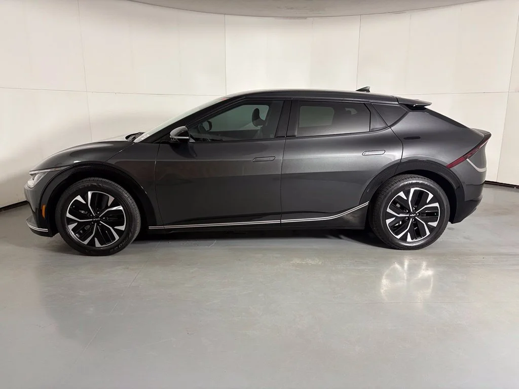 Used 2024 Gray Kia Wind image 5